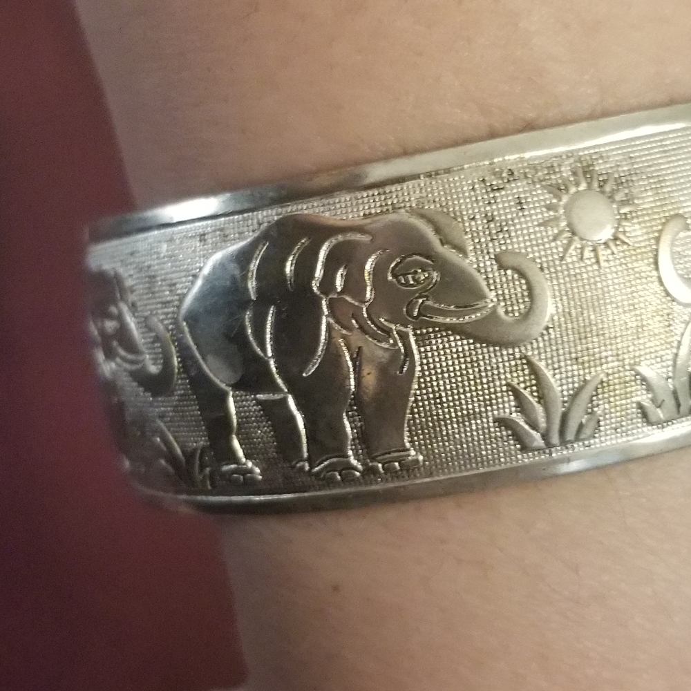Like new ladies gorgeous silver bangle